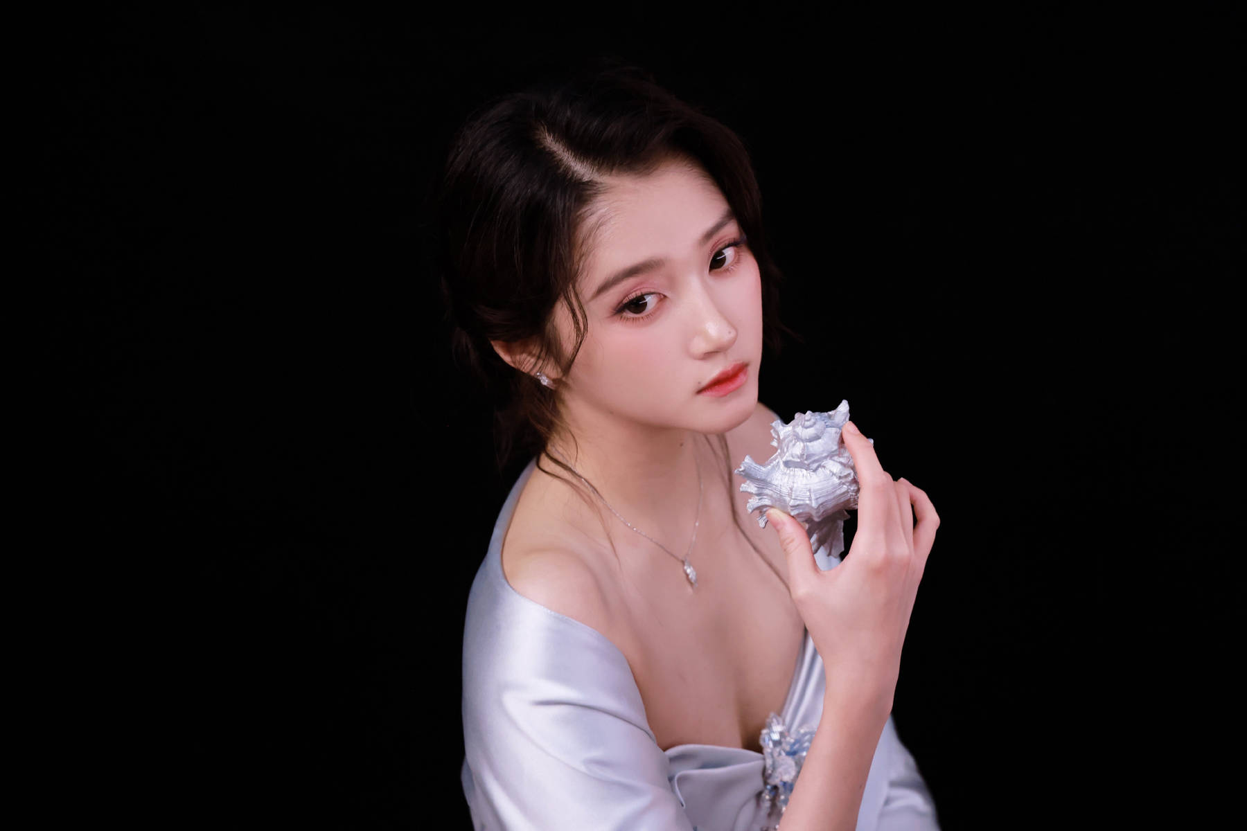 关晓彤身着银灰色缎面长裙 发丝轻拂尽显温婉华贵