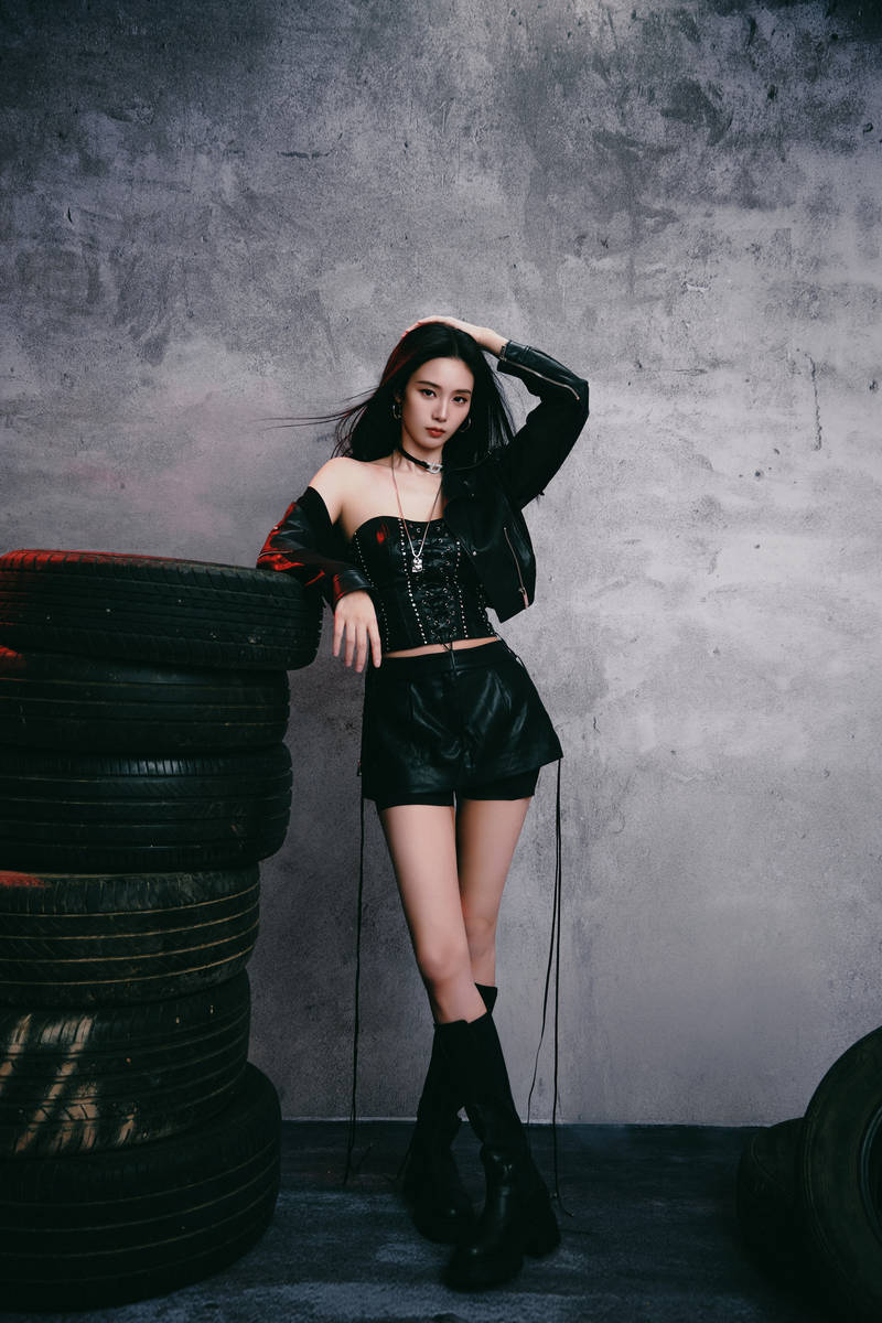 徐艺洋身穿黑色皮衣 大方秀香肩长腿热辣性感