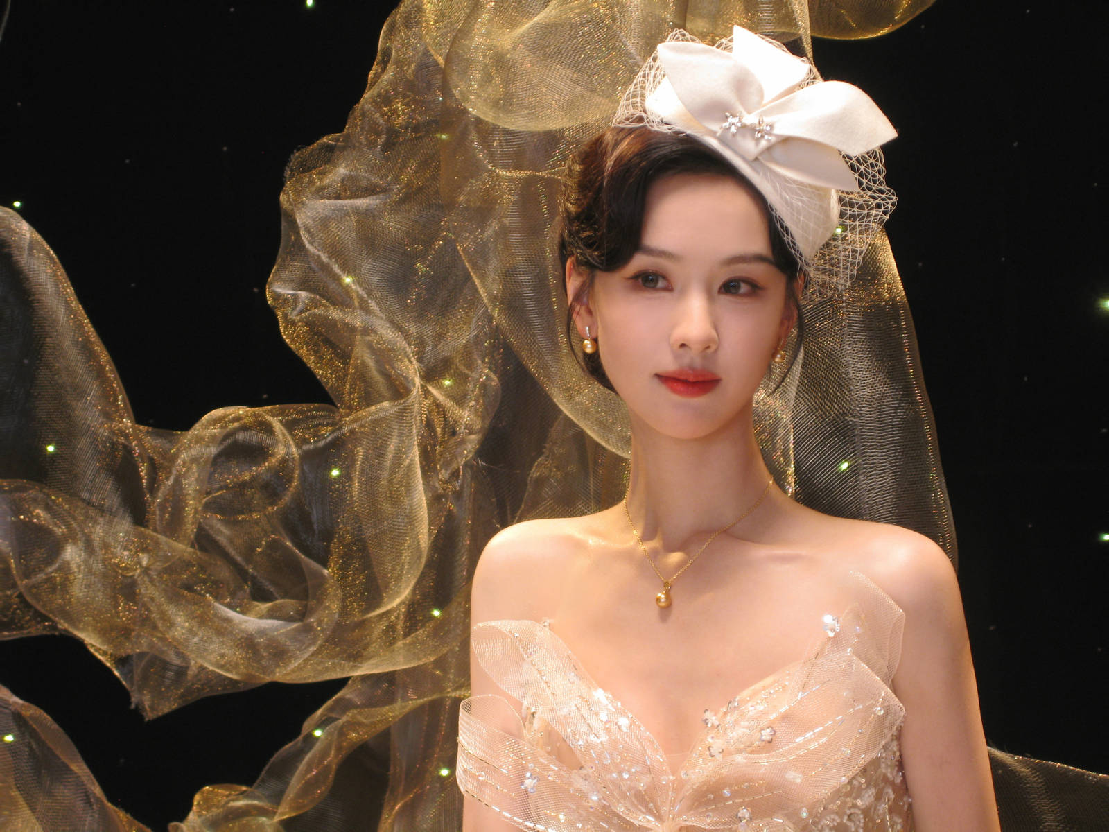 陈都灵穿闪钻礼服戴白色网纱 气质优雅如复古名伶