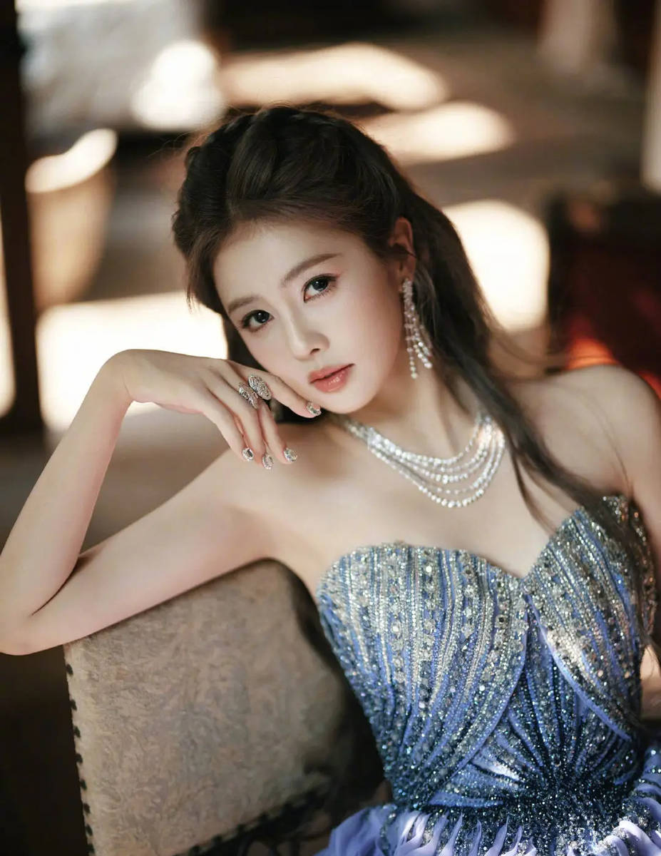 白鹿穿抹胸礼服公主登场既视感 看向镜头动作魅惑