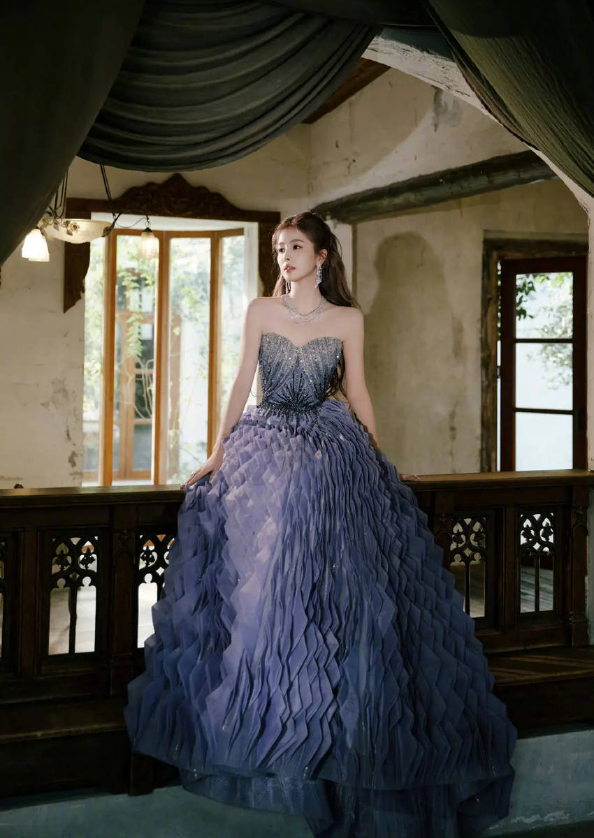 白鹿穿抹胸礼服公主登场既视感 看向镜头动作魅惑