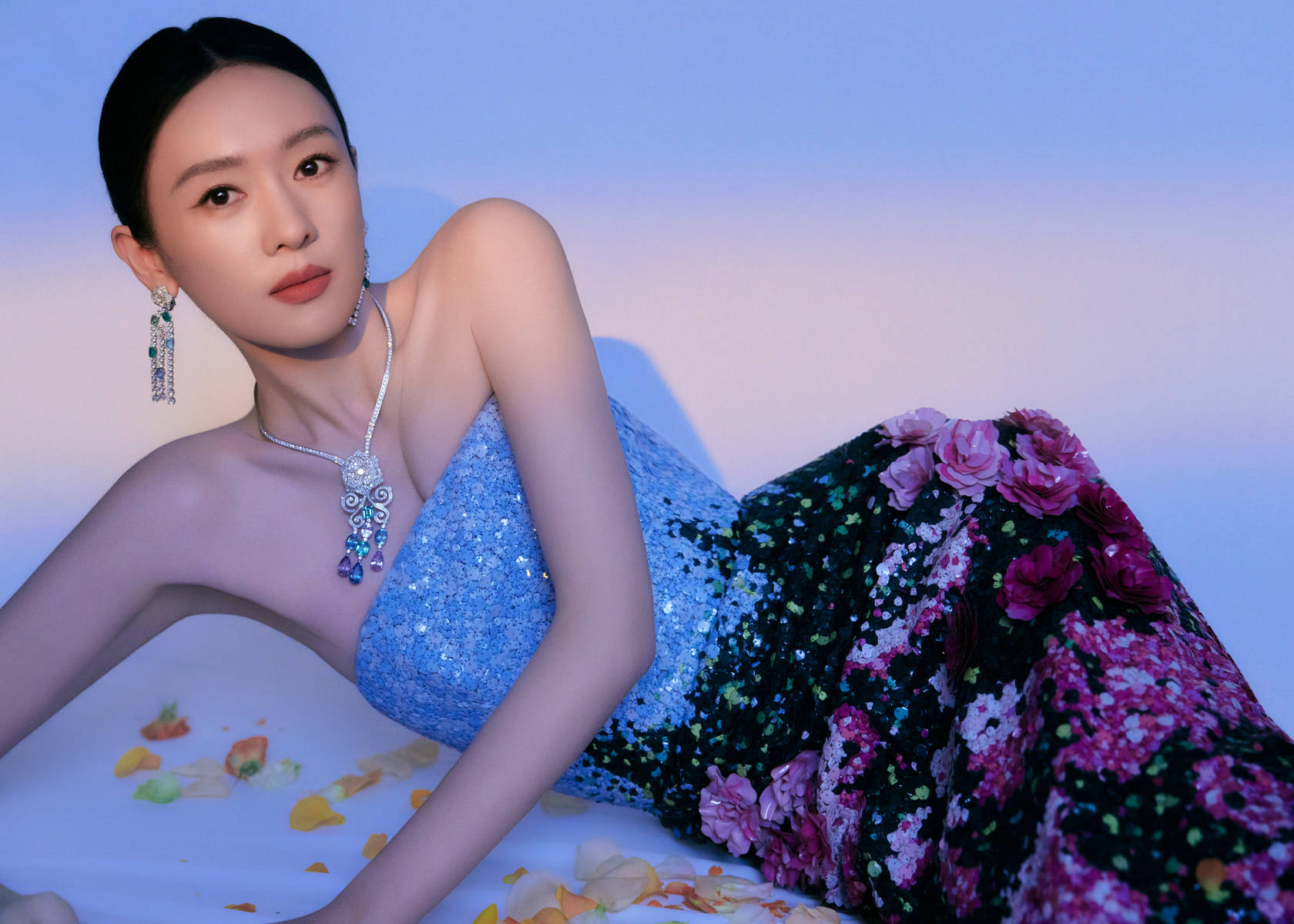 童瑶一身蓝色抹胸裙温婉动人 戴珠宝项链高贵优雅