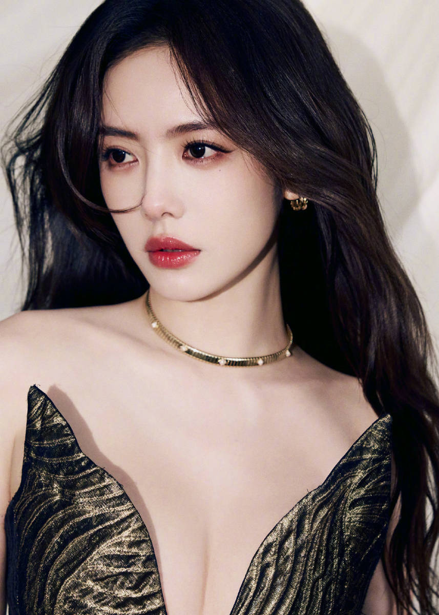 蔡文静一袭鎏金礼裙身材曼妙 举手投足间自信迷人