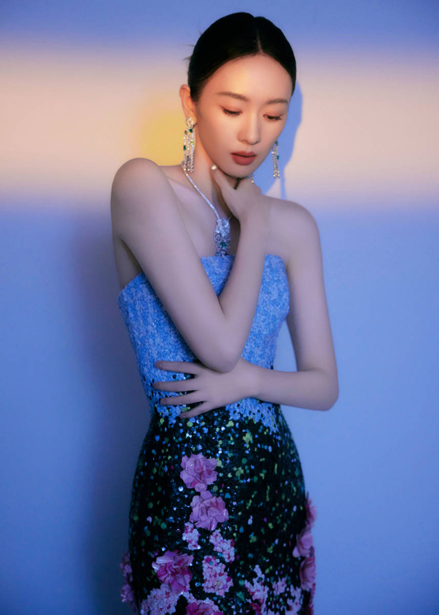 童瑶一身蓝色抹胸裙温婉动人 戴珠宝项链高贵优雅