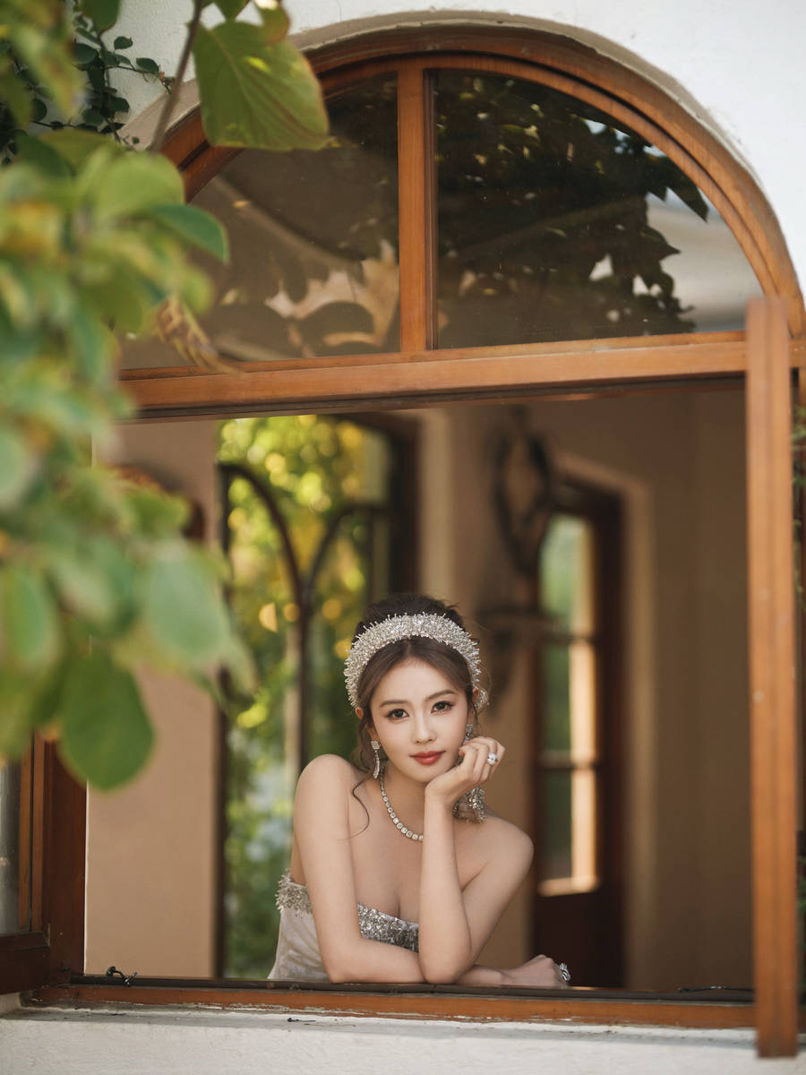 白鹿戴钻石发箍宛如古堡公主 穿拖地长裙身姿曼妙