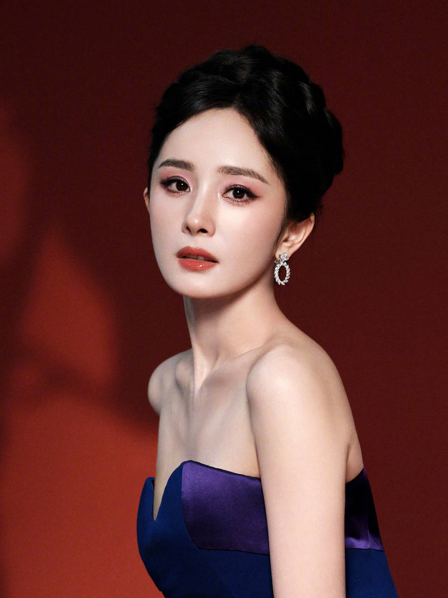 杨幂穿深蓝色鱼尾长裙复古迷人 侧身回眸身姿曼妙