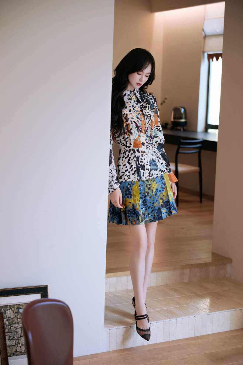 唐嫣穿碎花短裙美腿修长 笑意盈盈优雅又甜美