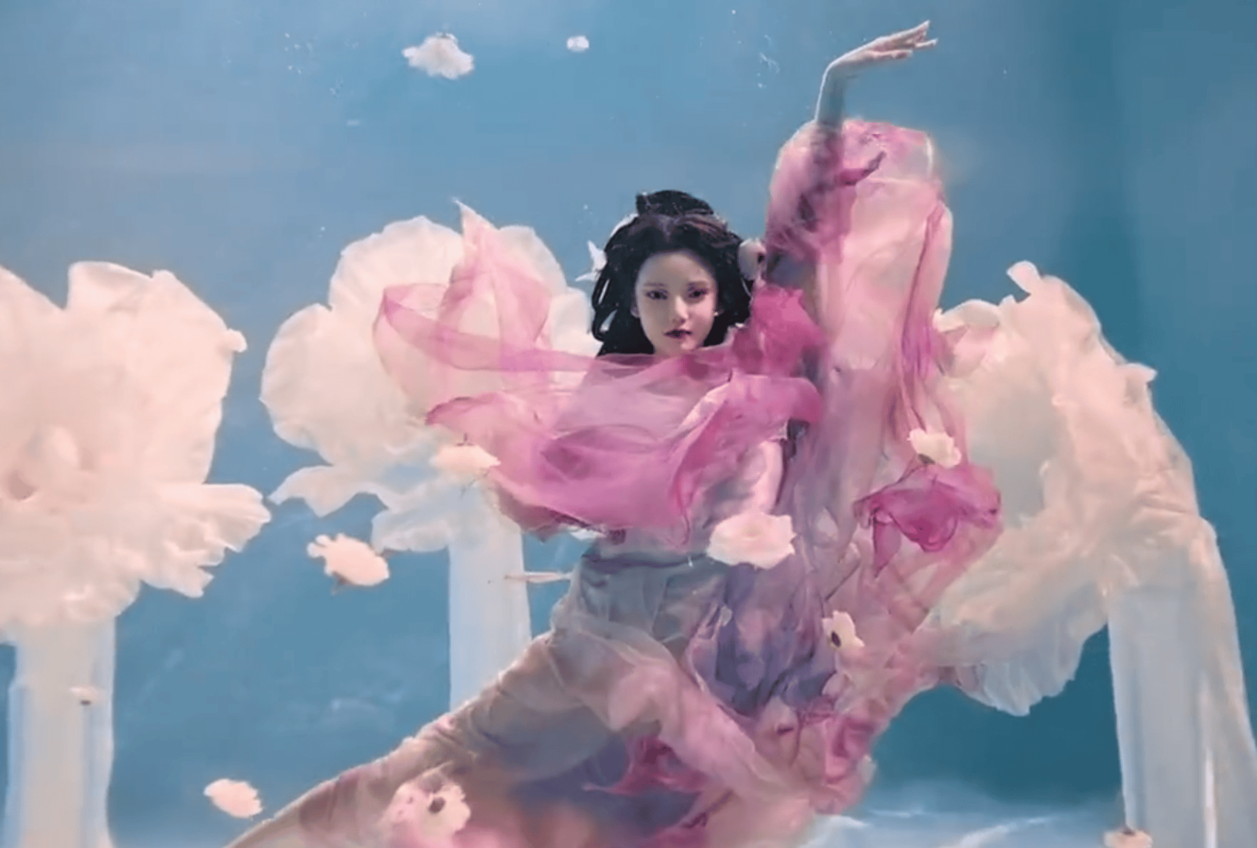 哈尼克孜与孙珍妮化身花妖!翩翩起舞十分妩媚迷人