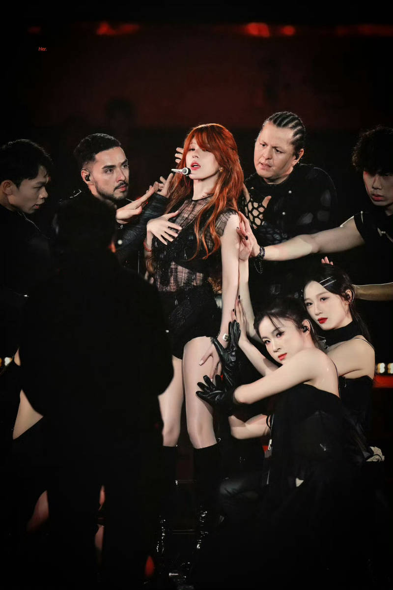 赵露思生日会新歌舞台首秀！穿黑色透视装性感吸睛