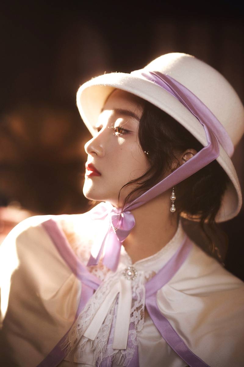 关晓彤千金洋装搭配圆顶礼帽 尽显复古温婉气质