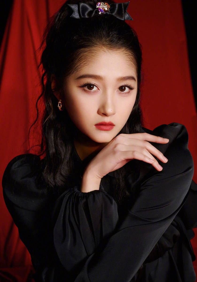 关晓彤红黑撞色大片释出 复古摩登尽显飒爽魅力