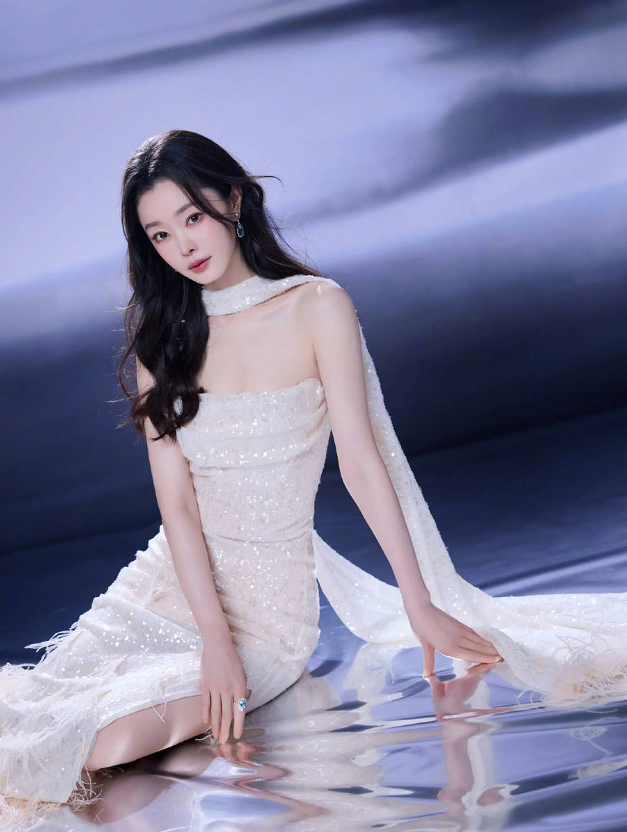 宋轶穿白色亮片羽毛长裙 优雅清冷宛如月光女神