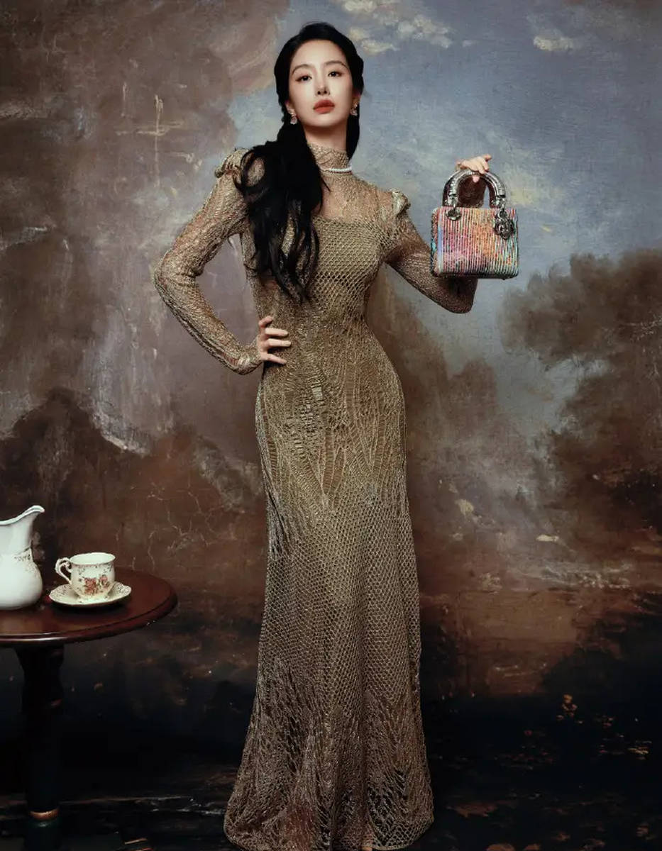 杨采钰穿鎏金长裙古典大气 躺在镜子前红唇吸睛