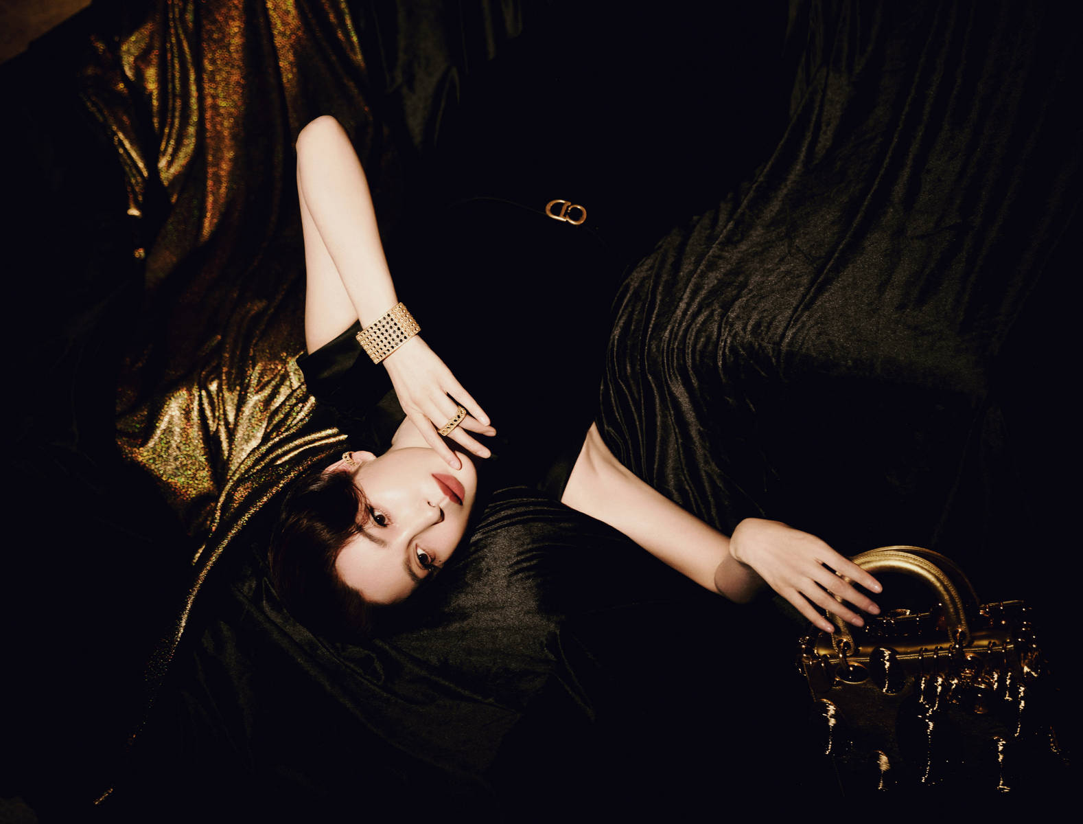 李冰冰穿黑丝绒礼裙优雅动人 身姿曼妙似画中美人