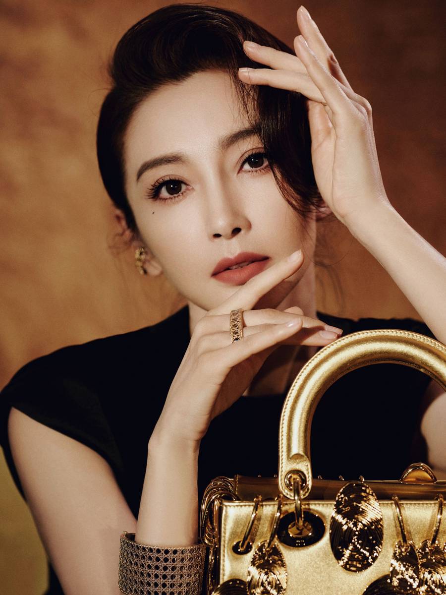 李冰冰穿黑丝绒礼裙优雅动人 身姿曼妙似画中美人