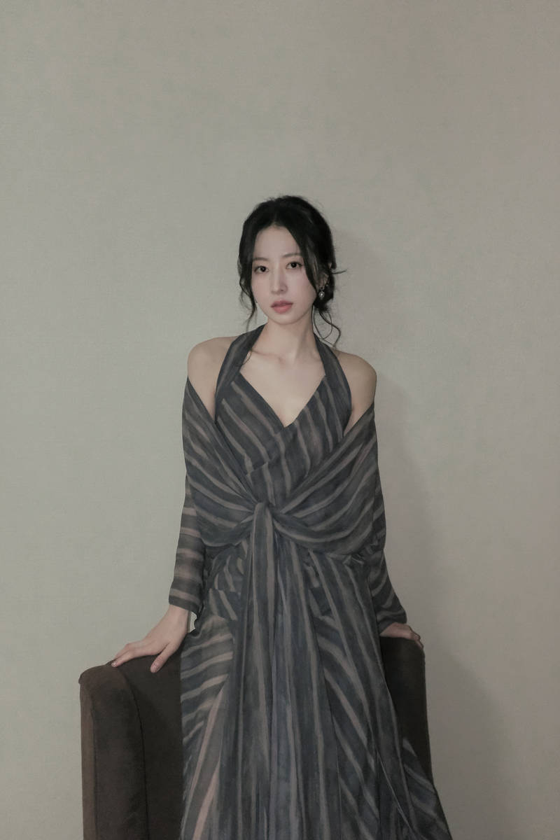 周雨彤穿挂脖长裙慵懒松弛 锁骨线条吸睛性感迷人