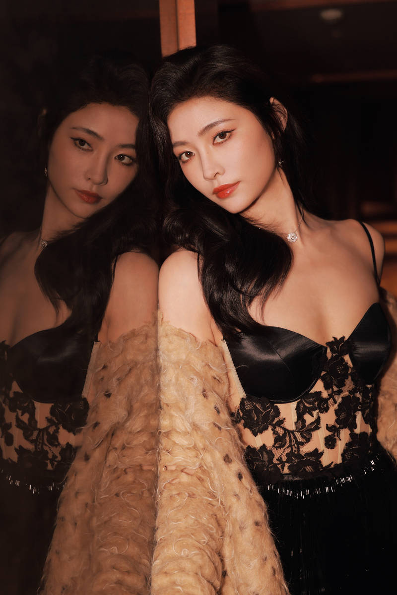 许佳琪穿蕾丝吊带性感热辣 露香肩美腿气质迷人