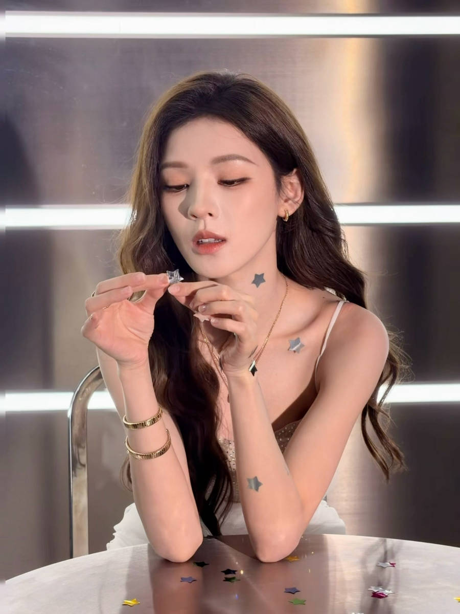 张予曦穿白吊带短裙灵动可爱 身材纤细明媚又大方