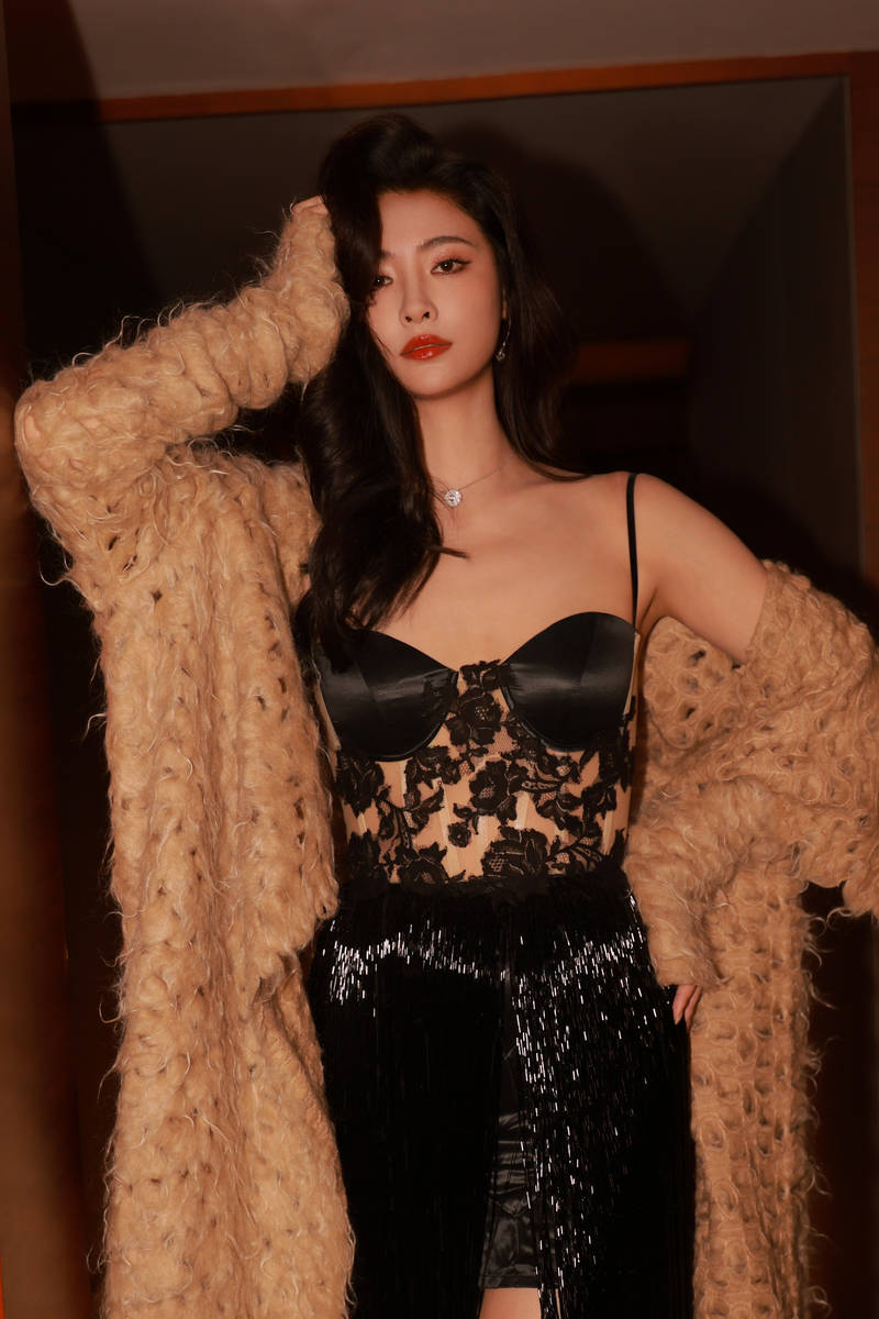 许佳琪穿蕾丝吊带性感热辣 露香肩美腿气质迷人