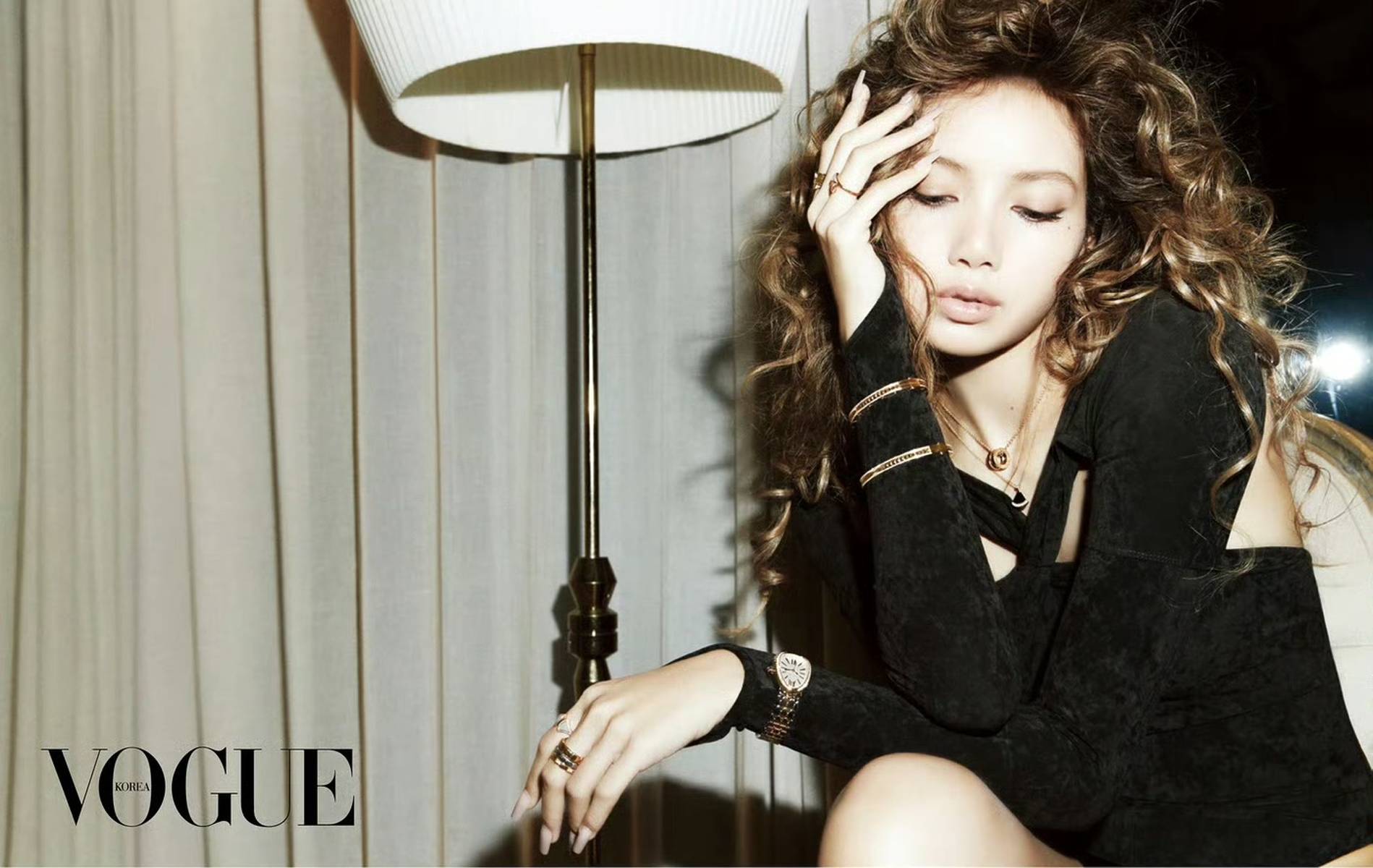 Lisa纤瘦身姿搭卷发造型 曼妙曲线尽展性感气场