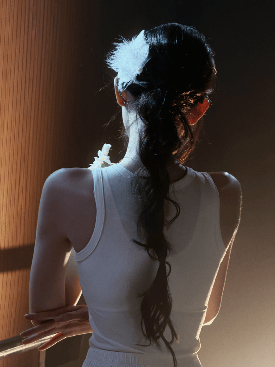 王玉雯白裙展现灵动舞姿 雏菊点缀温柔氛围