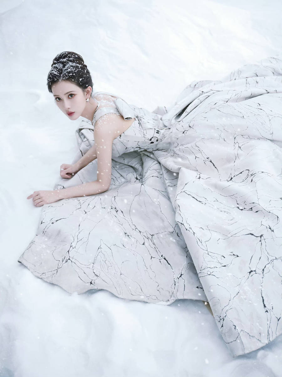 孟子义温婉优雅化身冰雪女王 大雪中跳舞浪漫迷人