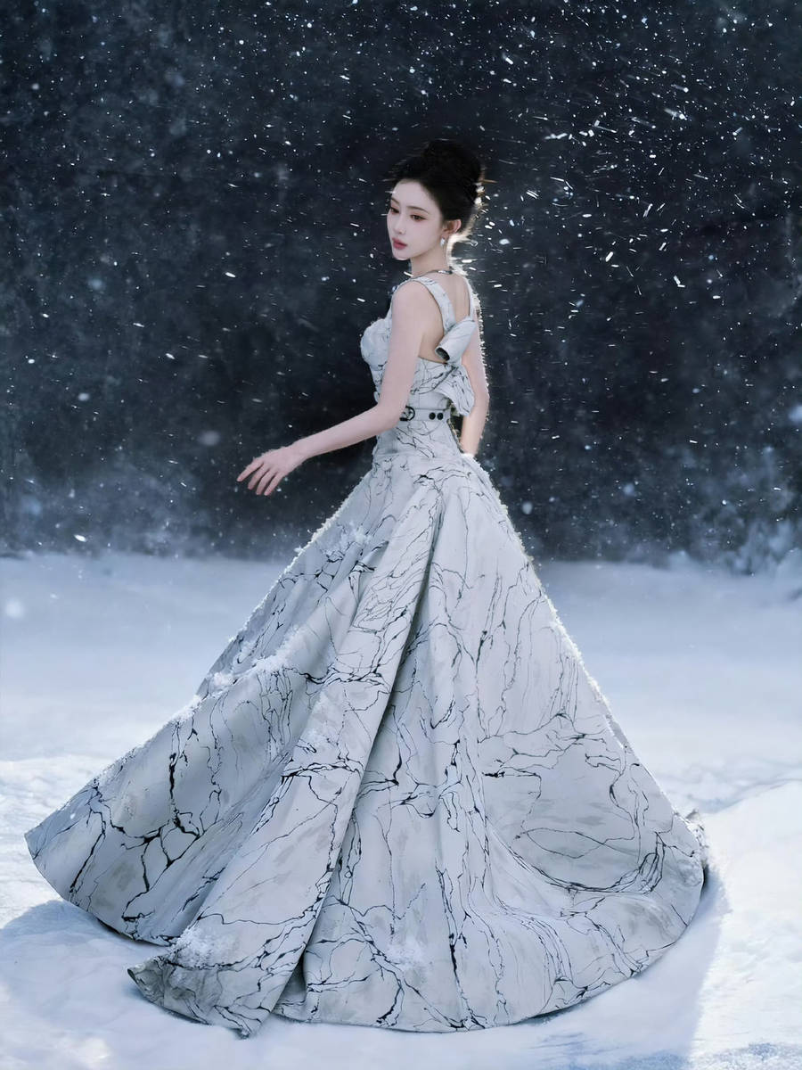 孟子义温婉优雅化身冰雪女王 大雪中跳舞浪漫迷人