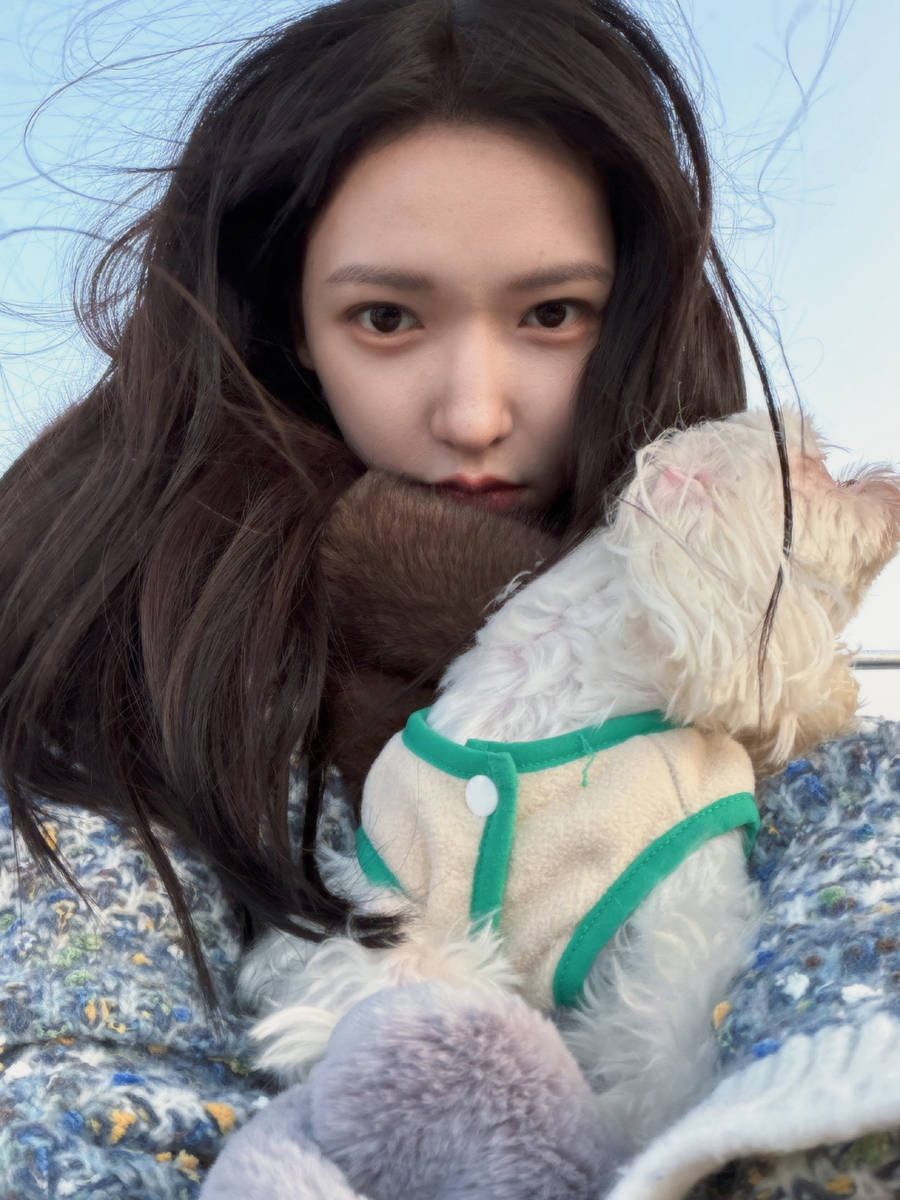 程潇晒海边美照秒变明媚少女!隔空吻宠物狗超有爱