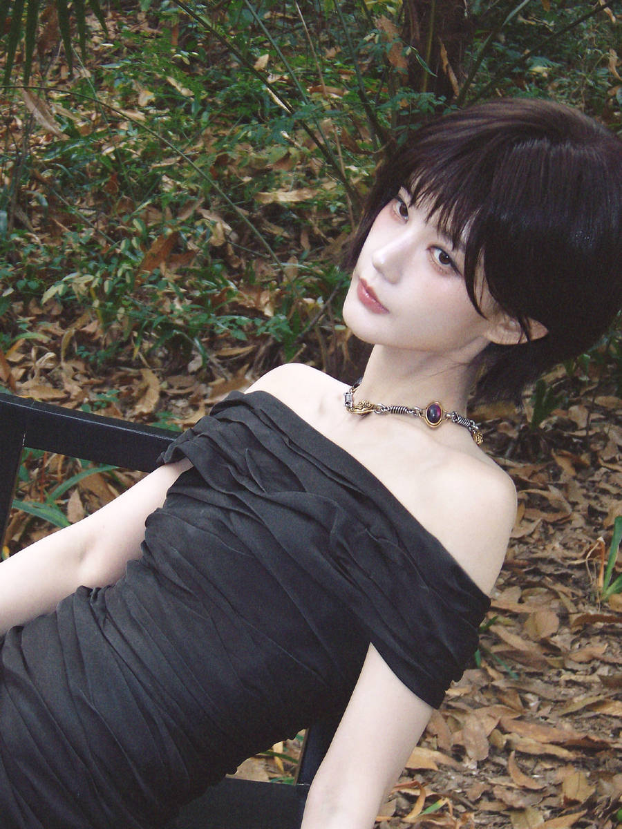 李一桐短发造型酷飒利落 穿黑色露肩上衣性感纯欲