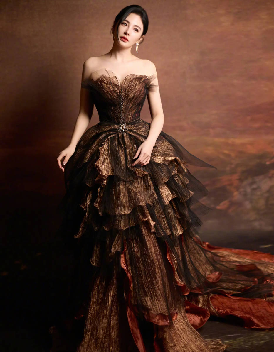 张雨绮一袭棕色裙子宛若女王 低头垂眸眼神柔和