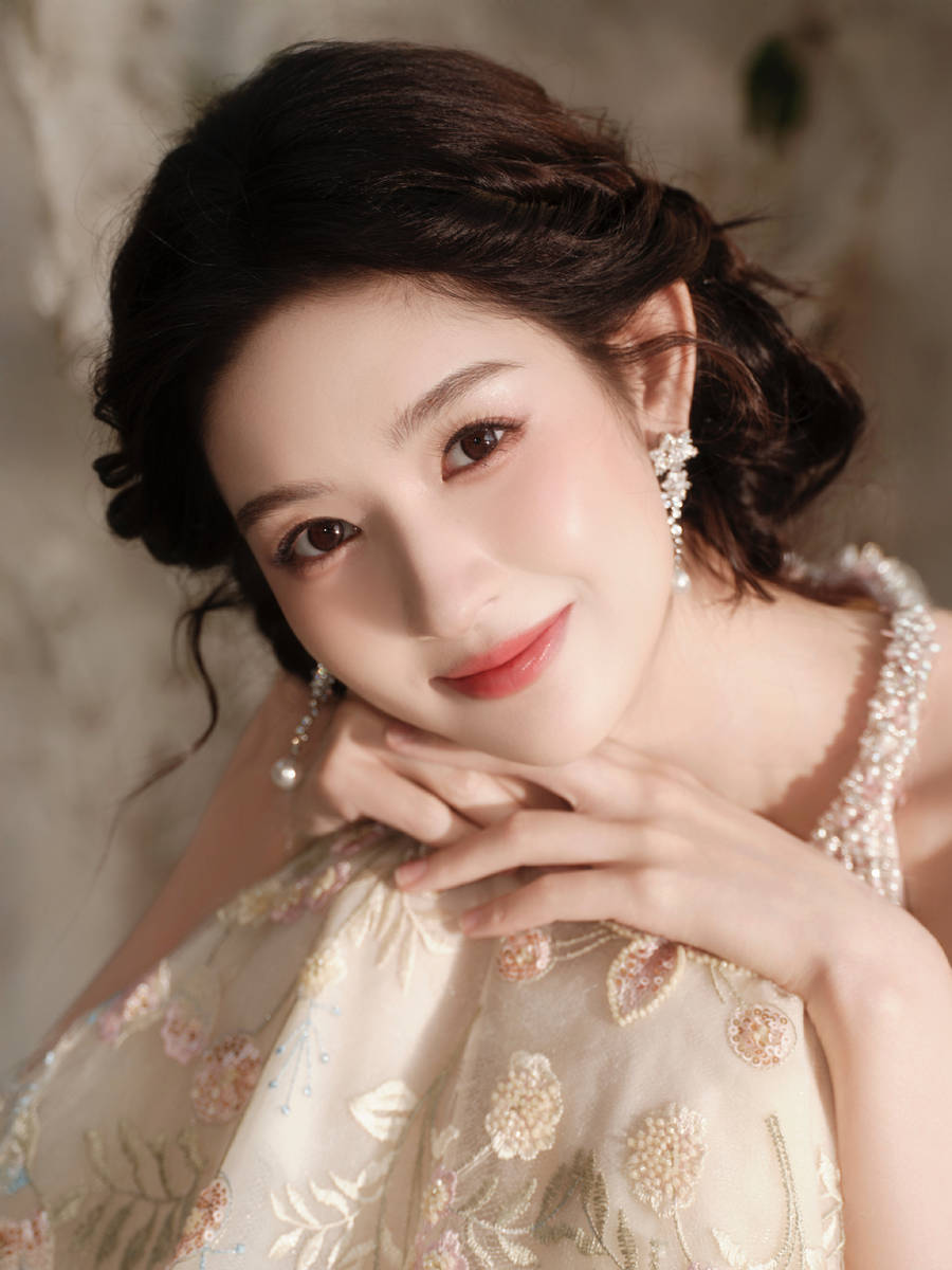 王玉雯珍珠绣花挂脖裙仙气飘飘 托腮甜笑娇俏优雅