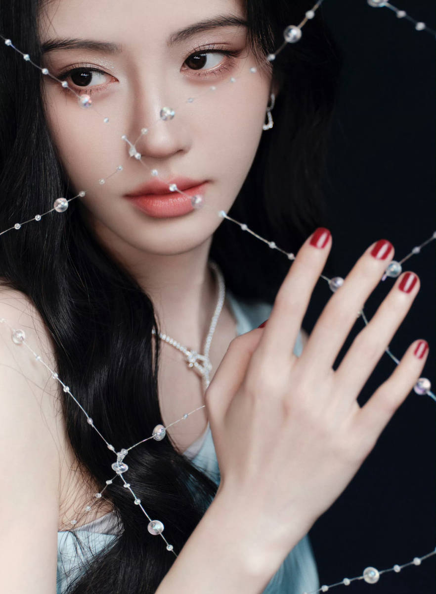 鞠婧祎冰蓝礼服配波浪卷发 优雅妩媚不失温柔灵动