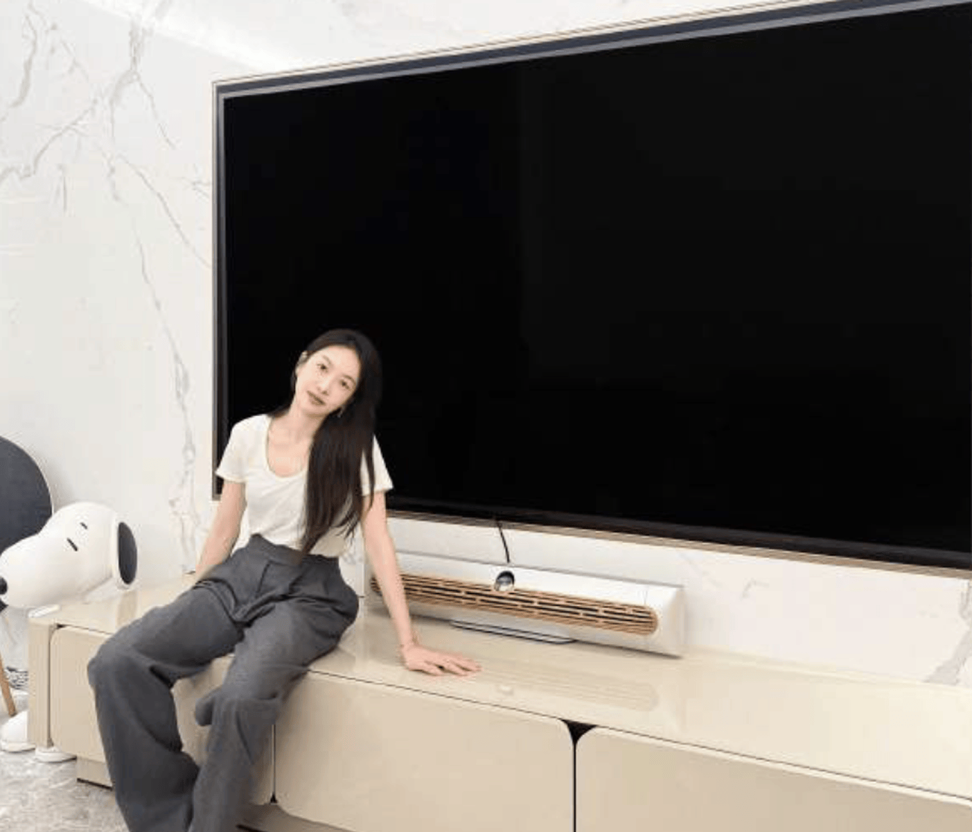 宋茜着简约白上衣神态柔和 长发轻扬随性自在