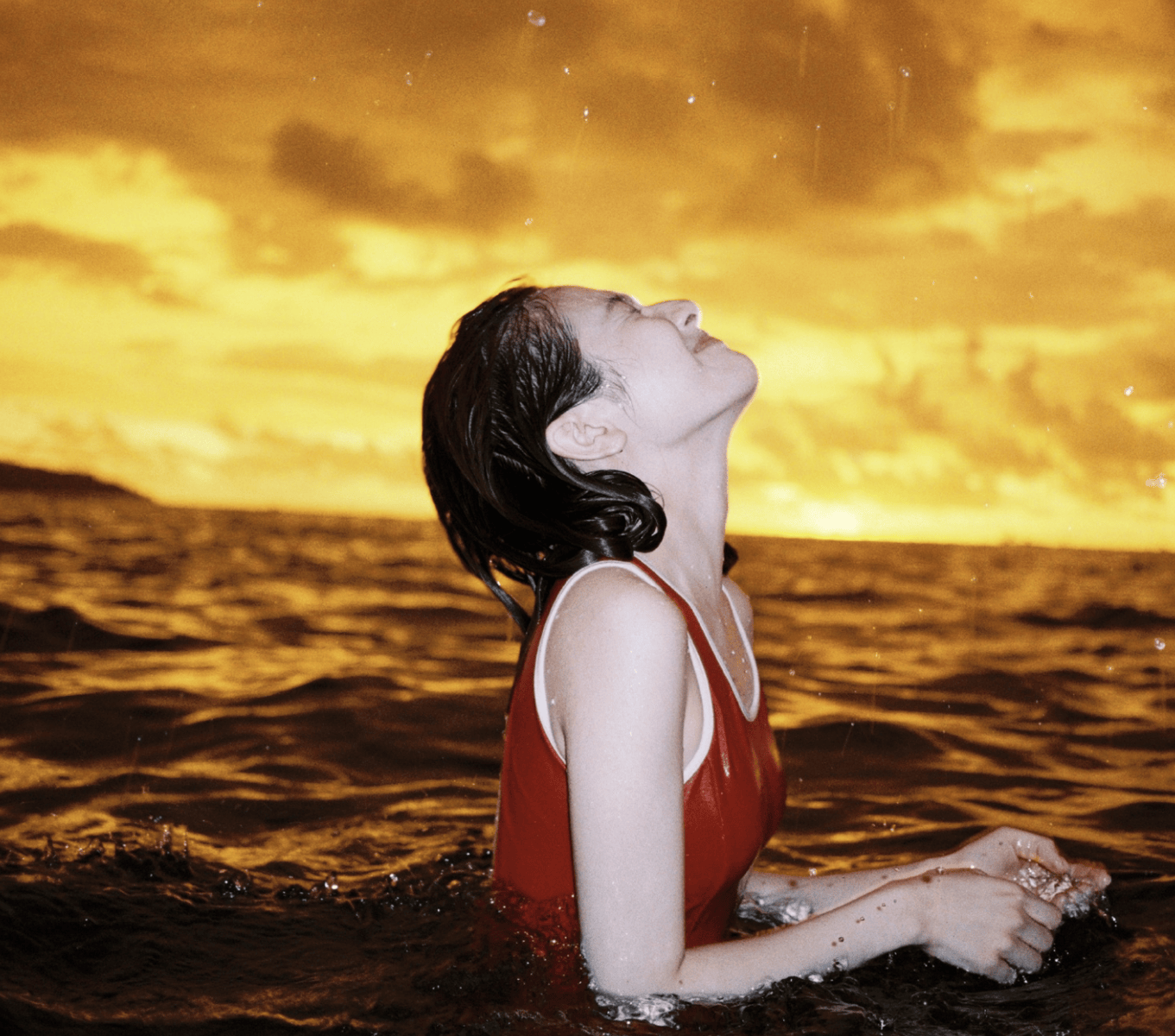 李兰迪穿红色泳衣身材吸睛 尽显盛夏的活力与明媚