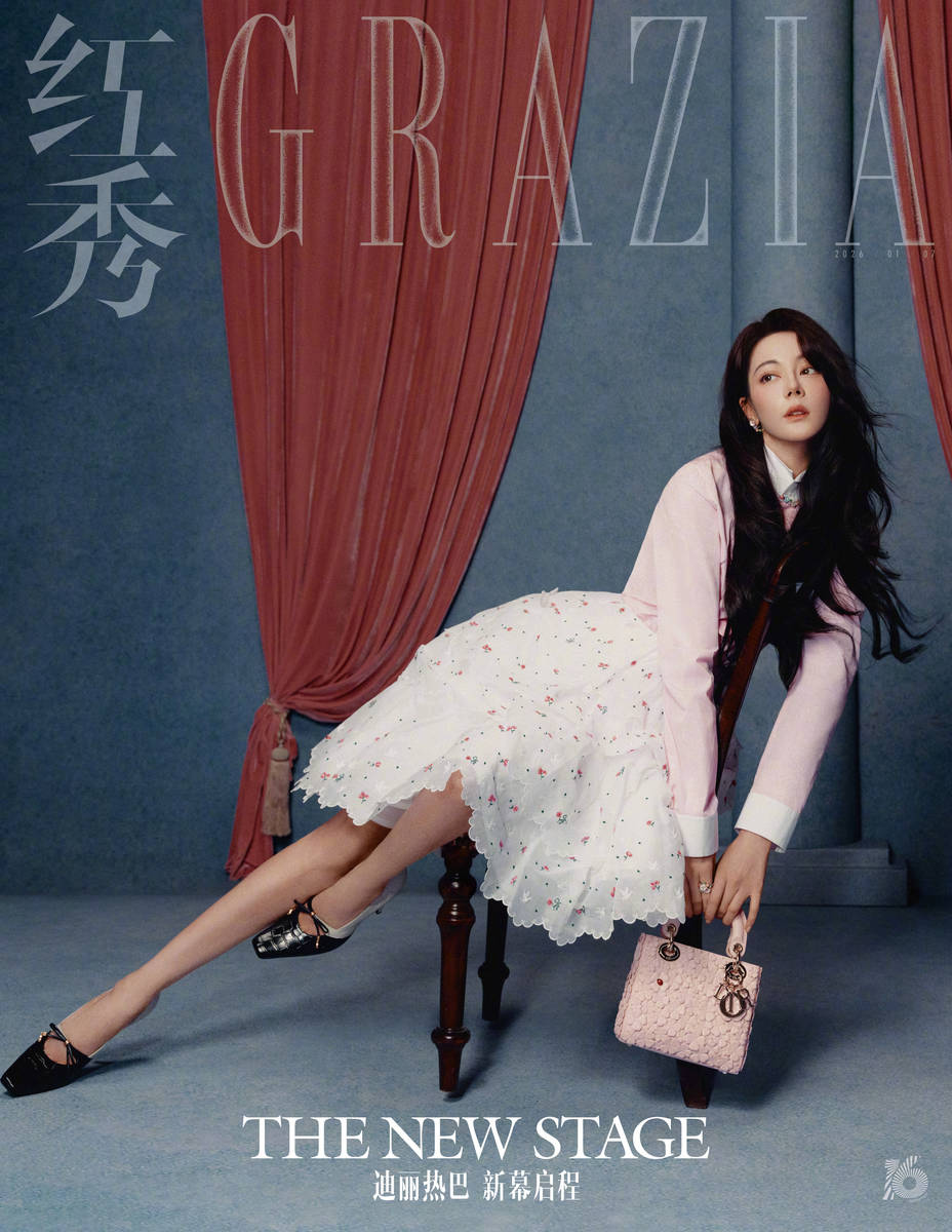 热巴化身油画公主优雅明媚 神态傲娇复古气息拉满