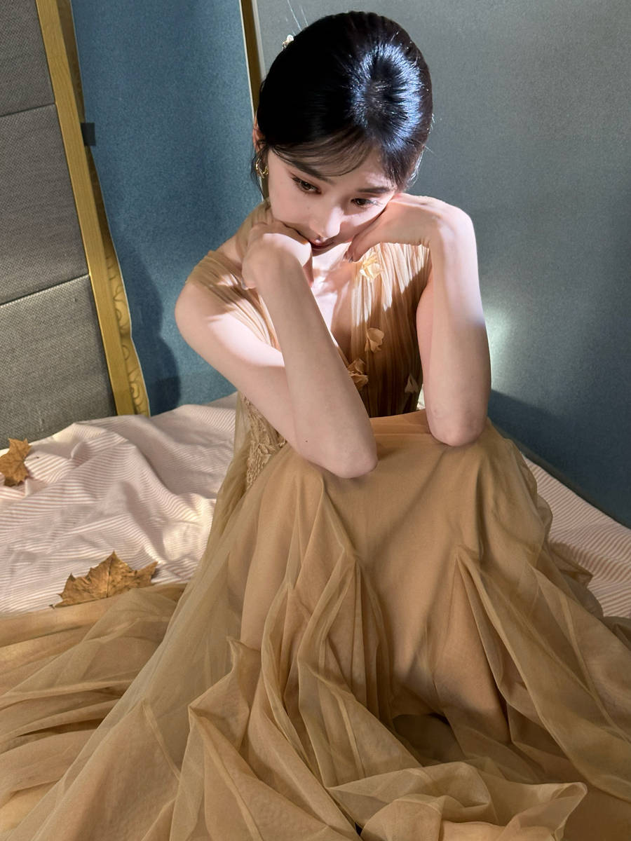 王影璐穿薄纱裙甜笑表情呆萌 乖巧伸懒腰似小猫咪