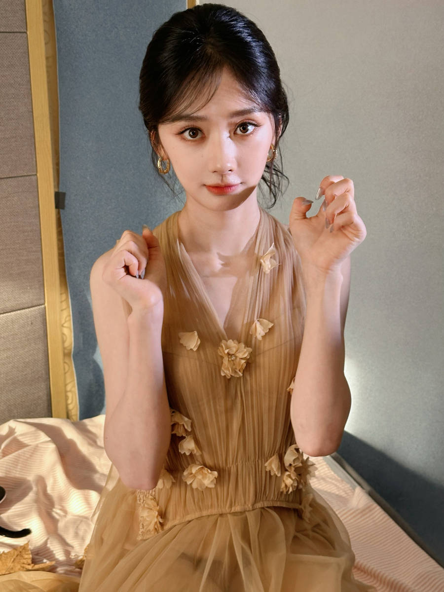 王影璐穿薄纱裙甜笑表情呆萌 乖巧伸懒腰似小猫咪