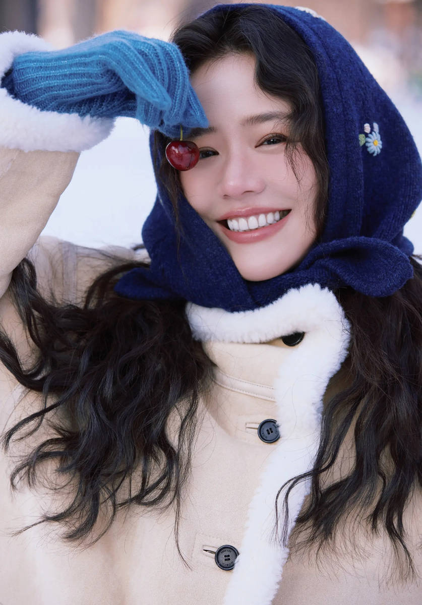 马思纯晒长春旅游照！冬日雪地上开心奔跑元气满满