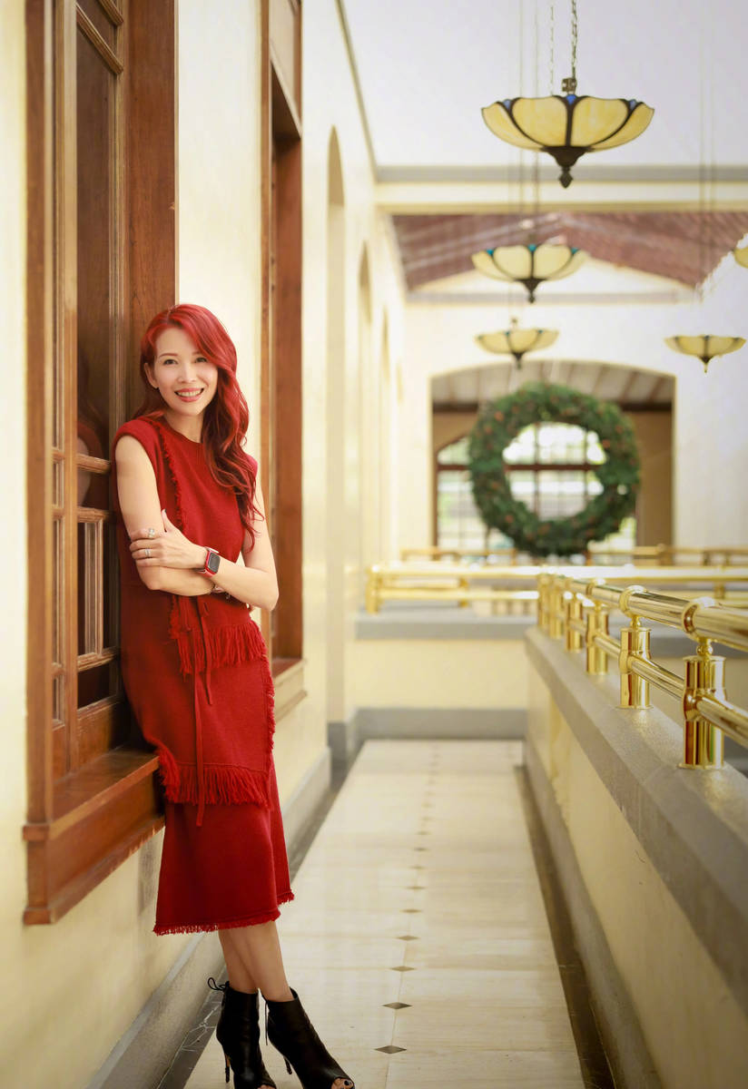 蔡少芬张晋庆祝结婚18周年 两人搞怪亲吻满脸幸福