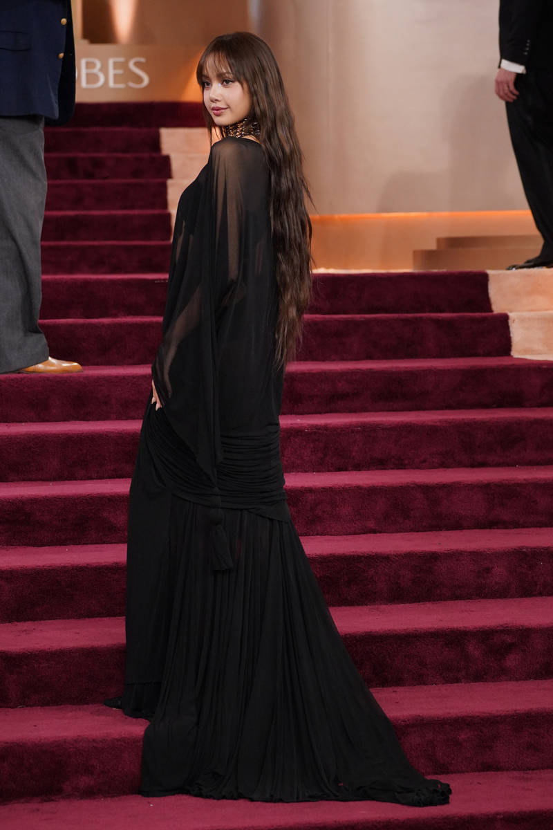 Lisa出席金球奖颁奖红毯 穿一身透视黑裙性感美艳