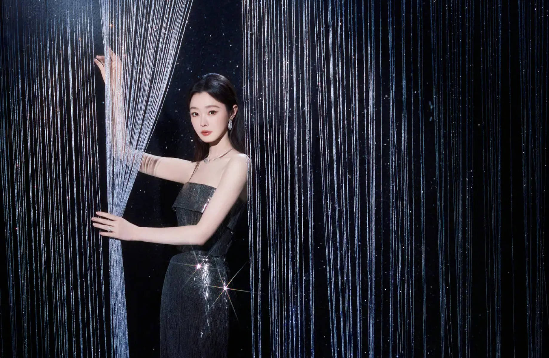 宋轶身着抹胸亮片裙妆容精致 完美解锁星光氛围感