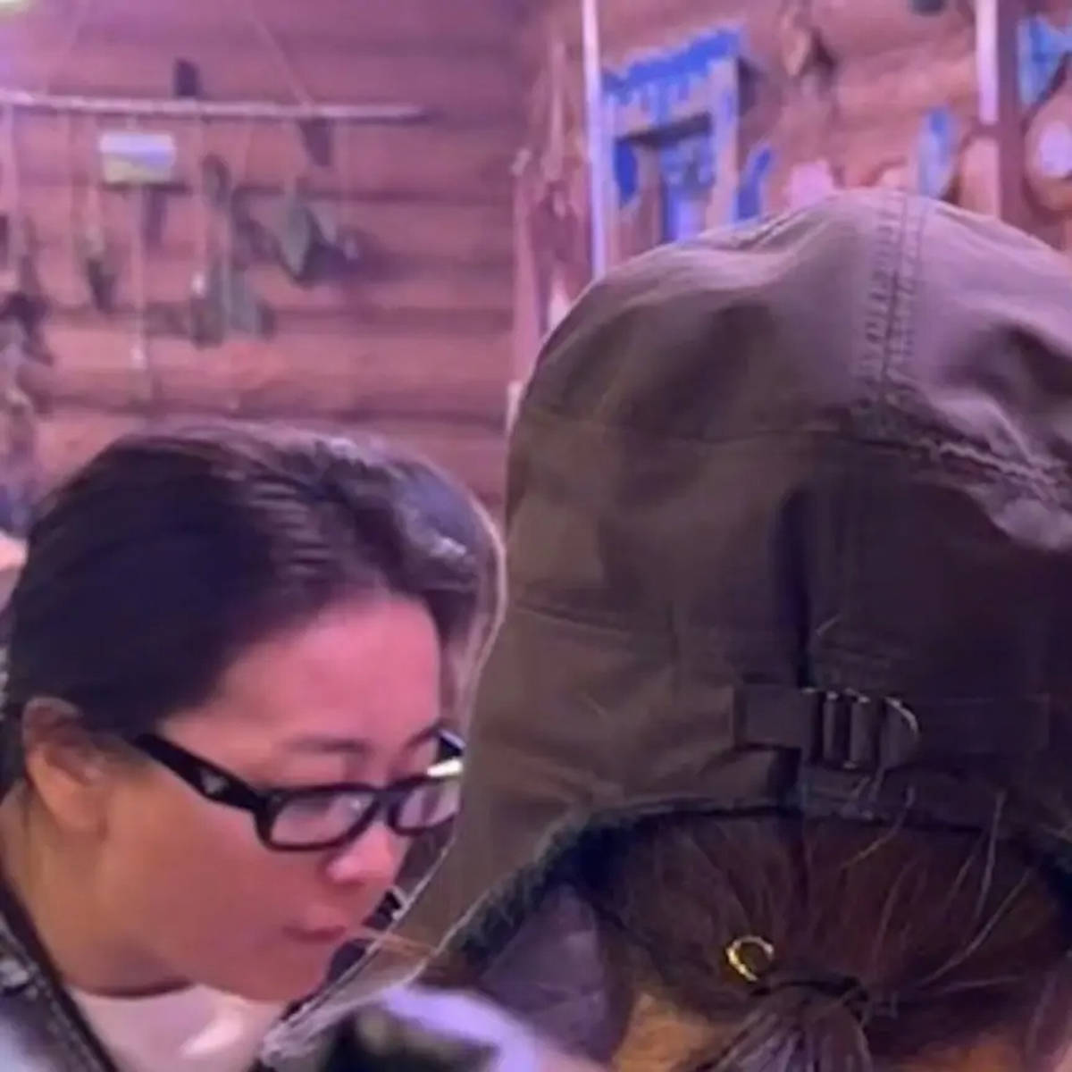 贾玲与张小斐新疆聚餐被偶遇 亲密互动感情深厚