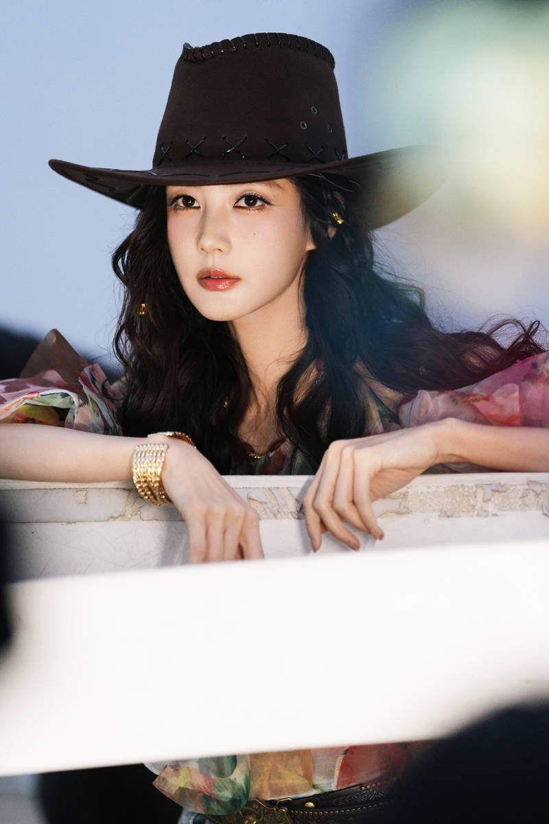 李一桐穿彩纱裙灵动复古 卷发蓬松尽显俏皮野性