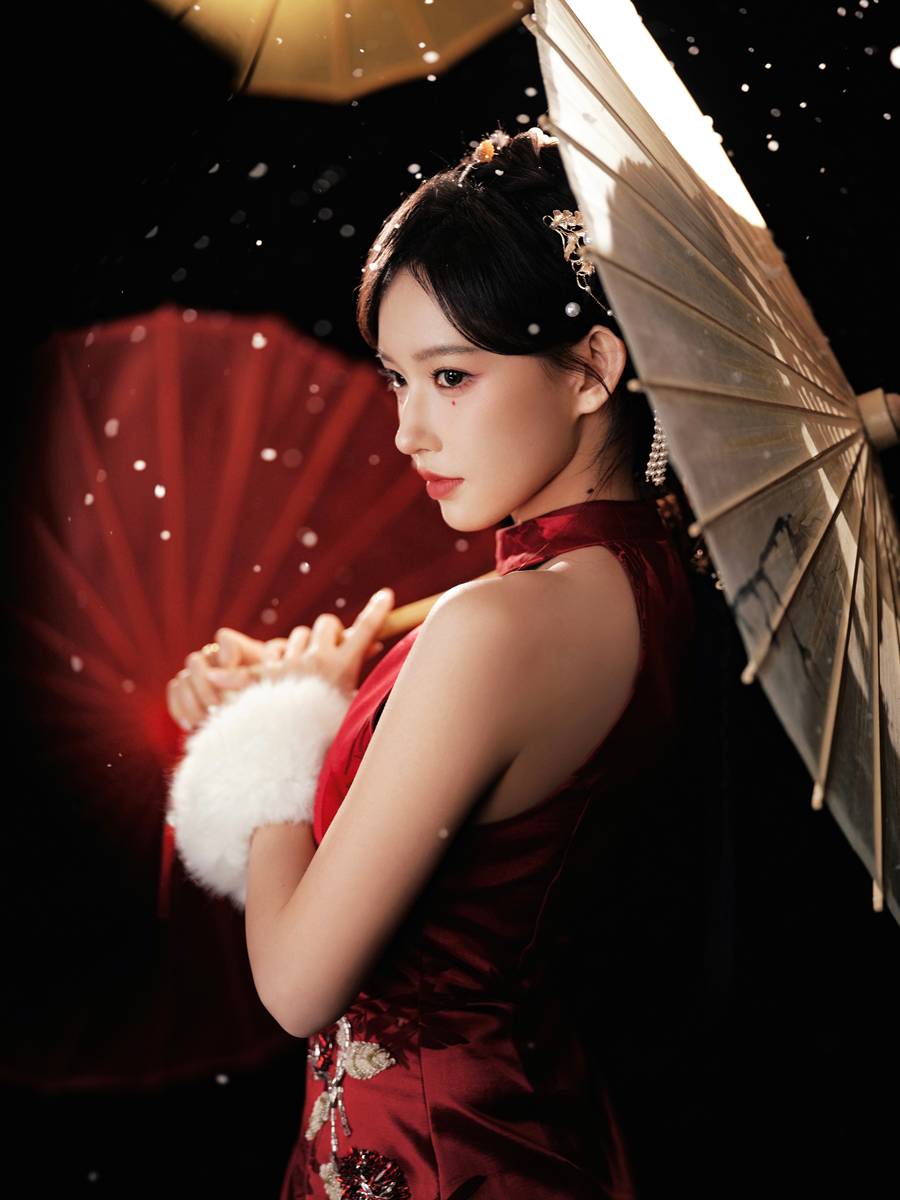 程潇穿新中式旗袍撑伞回眸 红衣耀眼气质又甜又辣
