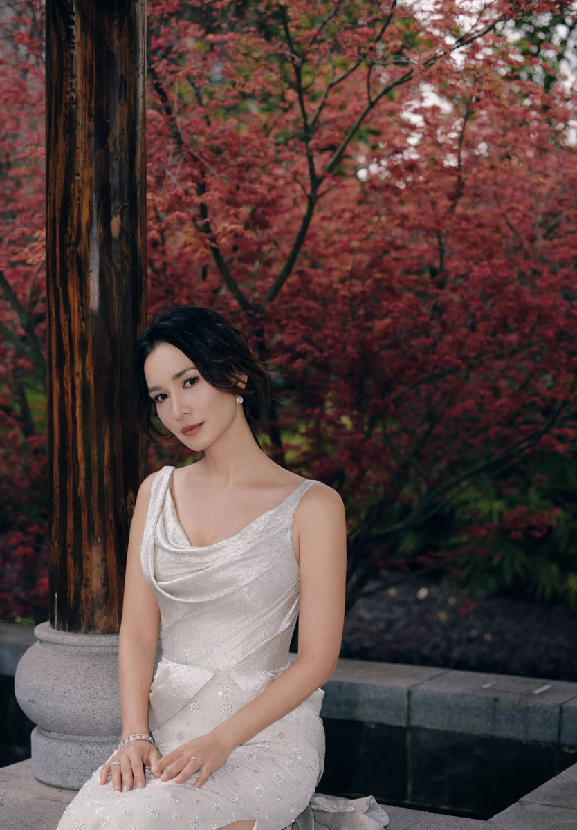 卢靖姗穿银白刺绣裙清冷贵气 高开叉设计气场十足