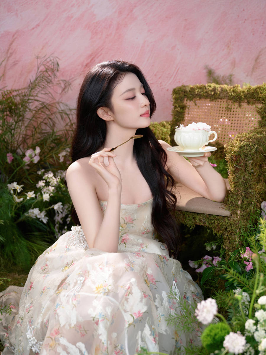 王楚然春日氛围感大片曝光！穿印花裙化身甜美少女