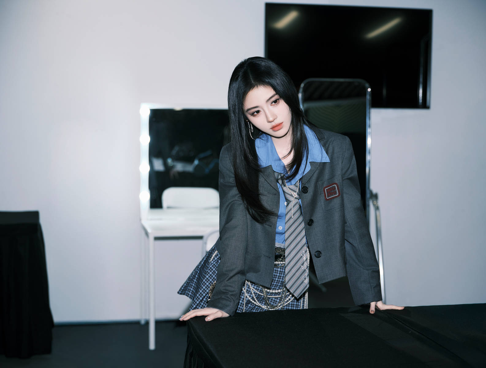 鞠婧祎穿制服短裙露出纤细美腿 眼神撩人热辣纯真