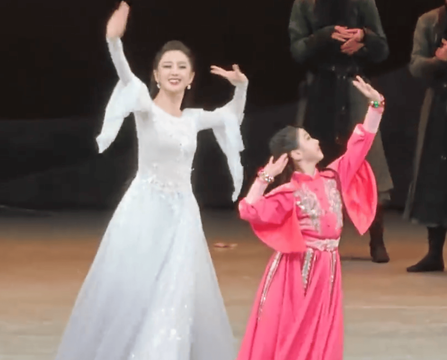 佟丽娅与小酒窝同台表演舞剧！二人舞姿优美好养眼