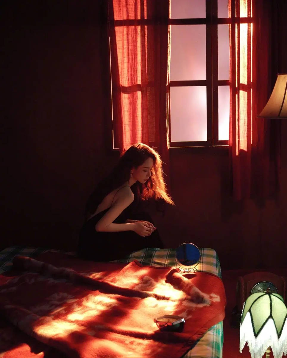 戚薇穿黑吊带勾勒精致肩颈 波浪卷发尽显港风魅惑