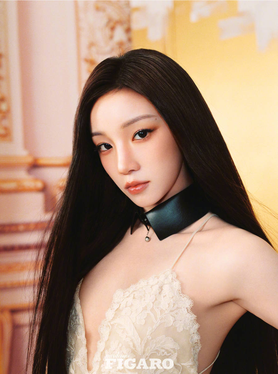 宋雨琦穿蕾丝透视长裙 优雅华丽尽显清冷妩媚气质